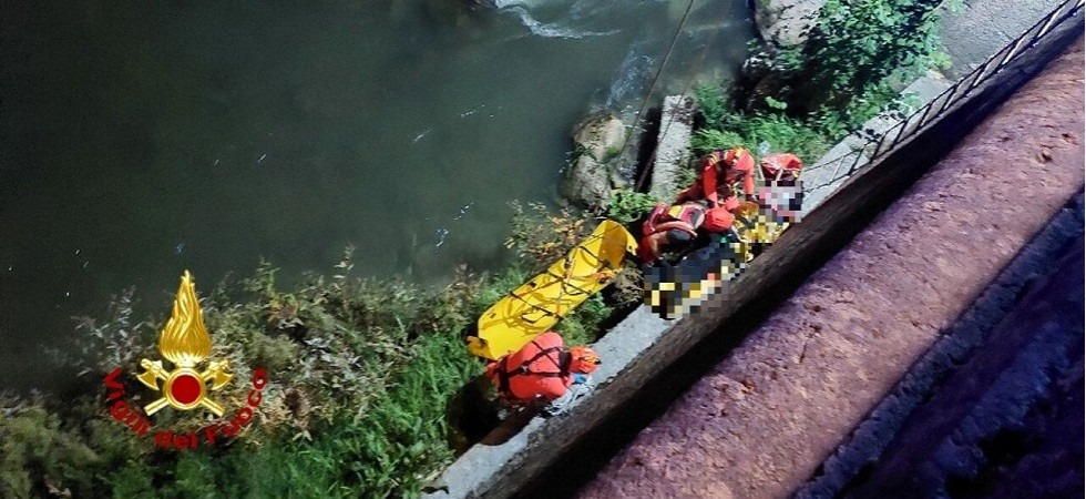 Cade dal muretto e finisce nel fiume Adige, una 21enne resta aggrappata a un masso per non venire trascinata via dalla